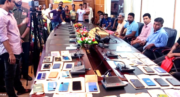 ৩৯টি মোবাইল ফোন উদ্ধার করে প্রকৃত মালিকদের হাতে তুলে দিল পুলিশ